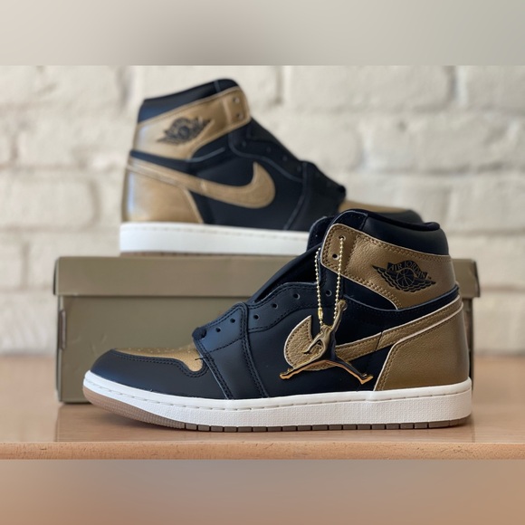 air jordan men 1 retro high og black metallic gold